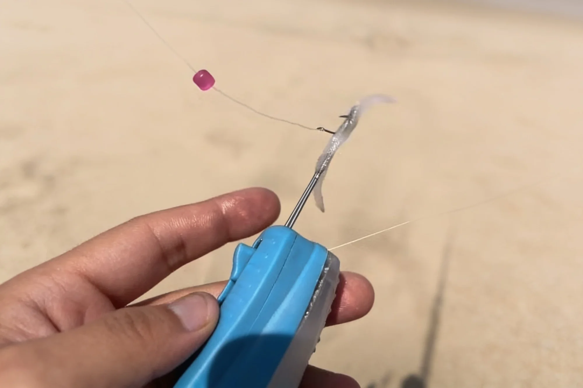 atar cebo con hilo elástico en el ELASTCASE 2x1